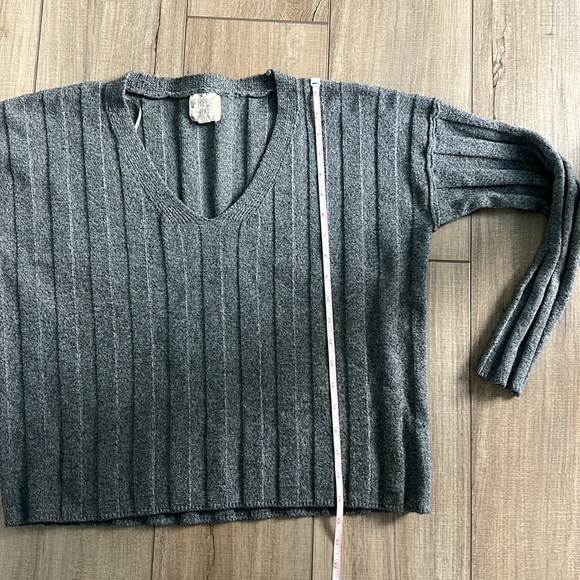 Women’s Gray v-neck sweater size M - Picture 4 of 4